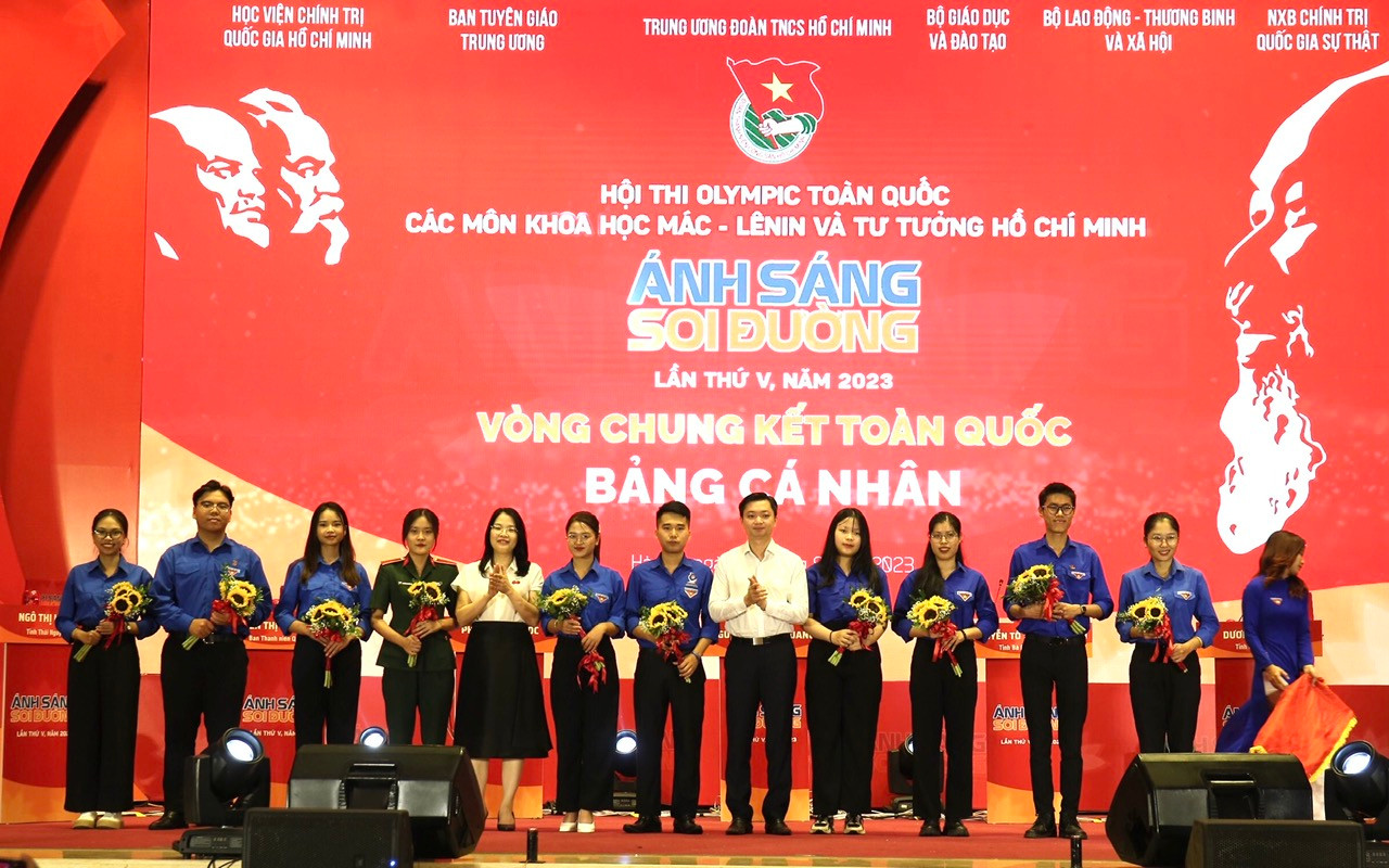 Ban tổ chức tặng hoa 10 thí sinh xuất sắc tranh tài tại vòng chung kết toàn quốc Hội thi Ánh sáng soi đường