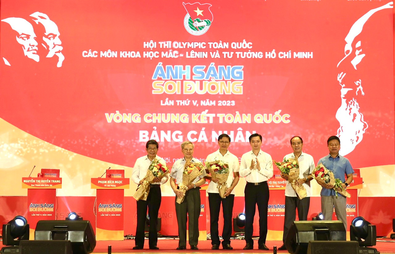 Anh Nguyễn Minh Triết, Bí thư T.Ư Đoàn, Chủ tịch T.Ư Hội SVVN tặng hoa Ban giám khảo Hội thi