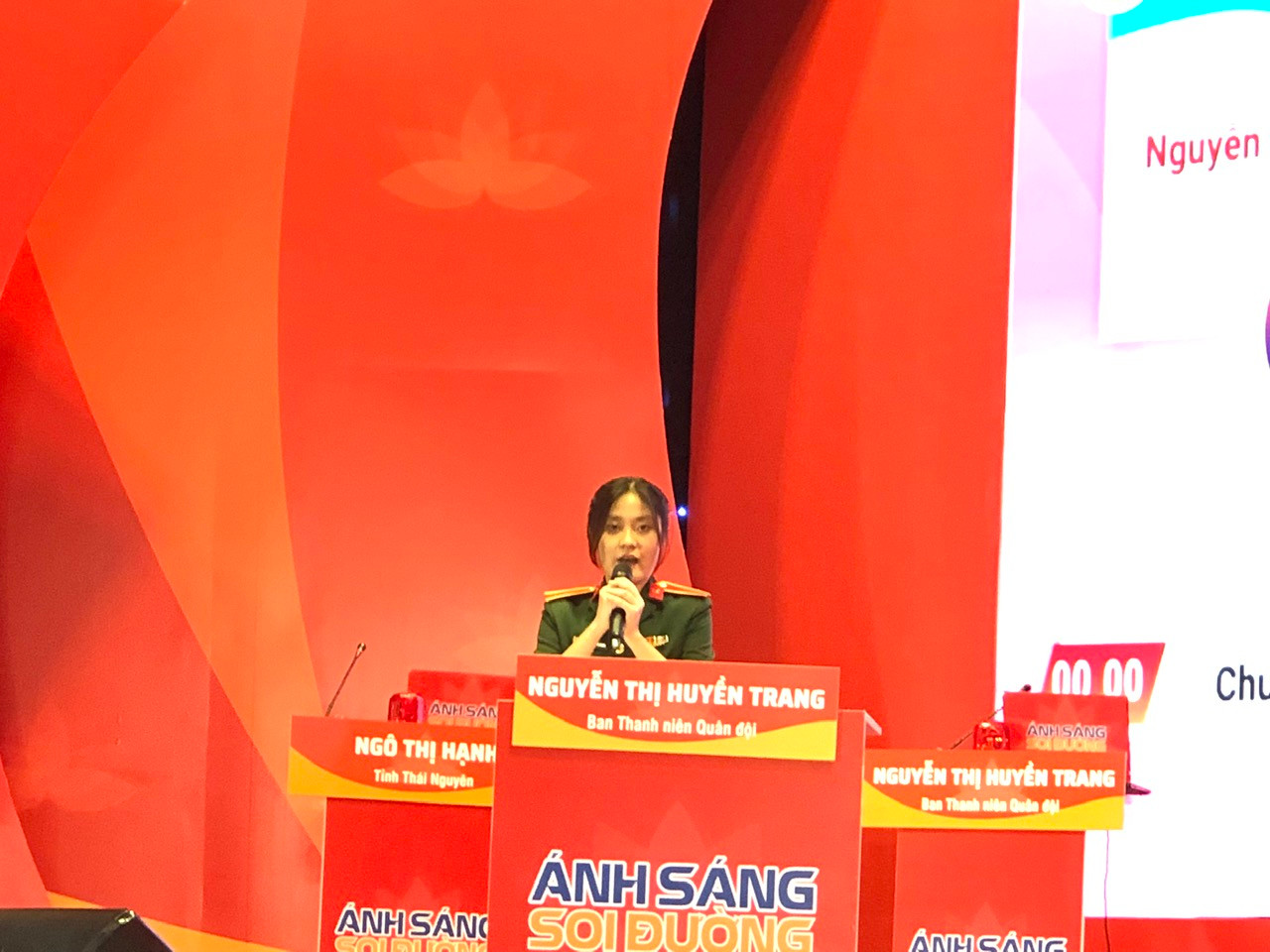 Thí sinh Nguyễn Thị Huyền Trang, 32A2, Khoa Ngôn ngữ Anh, Học viện Khoa học Quân sự tại phần thi hùng biện. Ảnh: Lưu Trinh