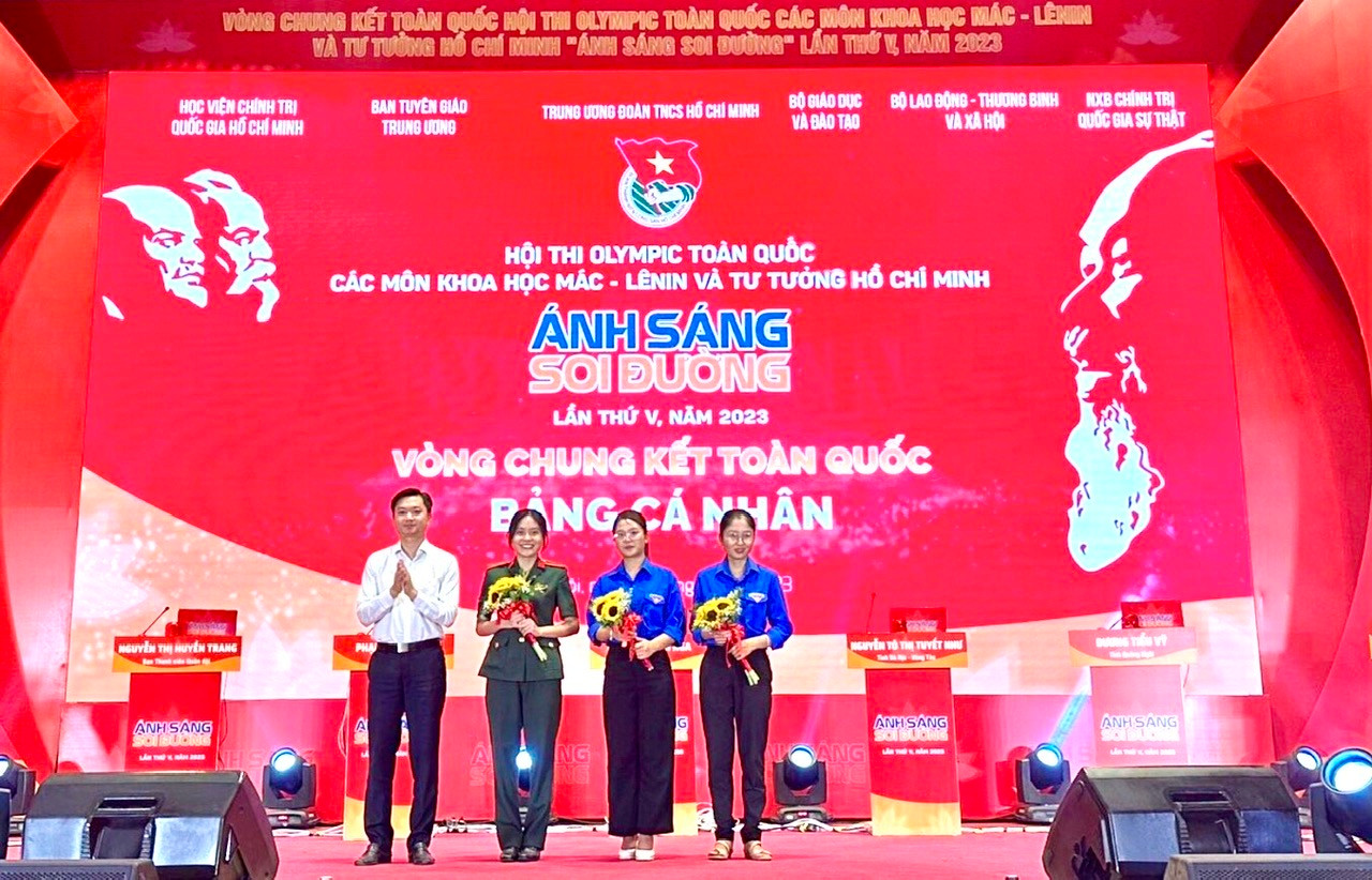 Anh Nguyễn Minh Triết, Bí thư T.Ư Đoàn, Chủ tịch T.Ư Hội SVVN tặng hoa chúc mừng thí sinh đoạt giải Nhất, Nhì, Ba vòng chung kết toàn quốc bảng cá nhân Hội thi Ánh sáng soi đường năm 2023. Ảnh: Lưu Trinh