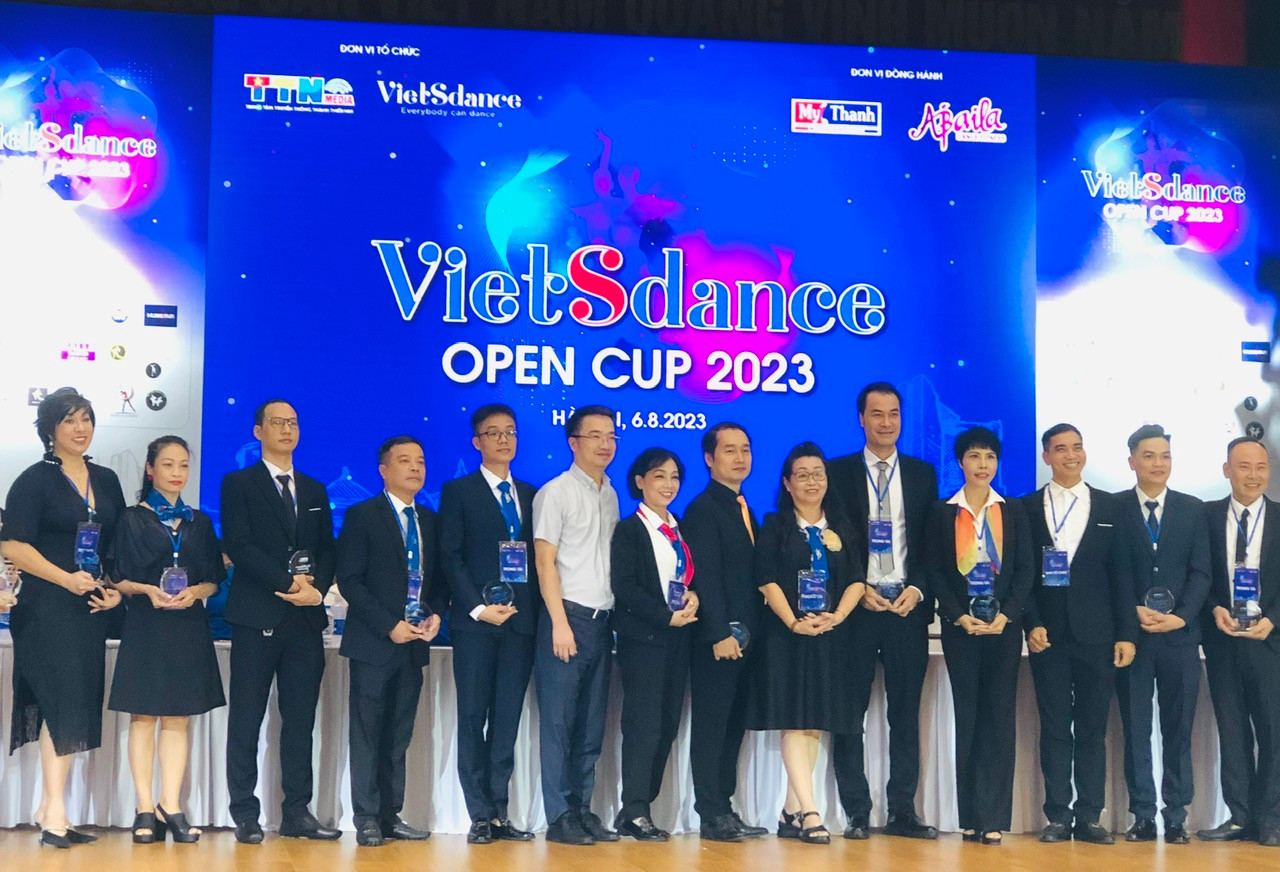 Anh Nguyễn Tường Lâm, Bí thư T.Ư Đoàn (thứ 6, từ trái qua) chụp ảnh lưu niệm cùng tổ trọng tài