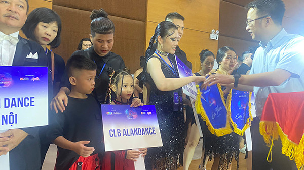 Anh Nguyễn Tường Lâm, Bí thư T.Ư Đoàn tặng cờ cho các đội tham gia liên hoan