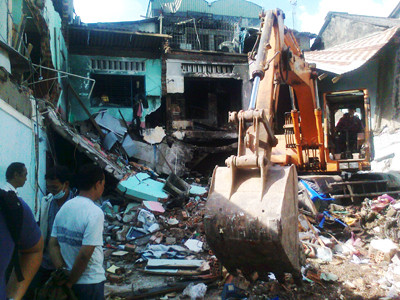 Vụ nổ xảy ra ở khoảng sân trước nhưng gây chấn động quá lớn. Ảnh: T.N.A 