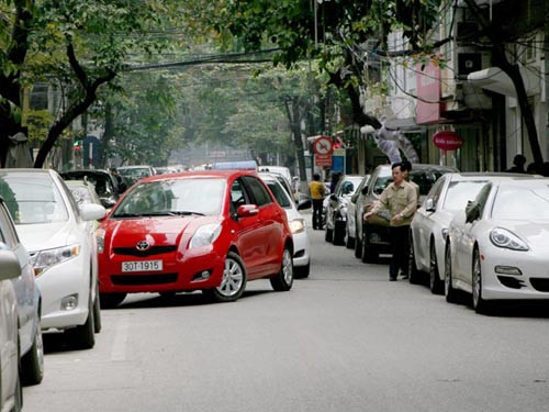 Ngoài nhiều khoản phí, ô tô cá nhân có thể phải chịu thêm khoản phí hạn chế phương tiện ít nhất 10 triệu đồng/tháng 