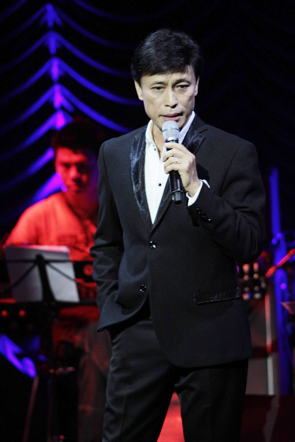 Ca sĩ Tuấn Ngọc biểu diễn tại Hà Nội hồi tháng 5-2011. Ảnh: N.M.Hà