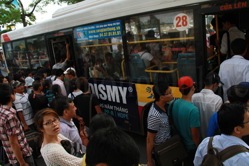 Chen chúc lên xe. Ảnh: Trường Phong