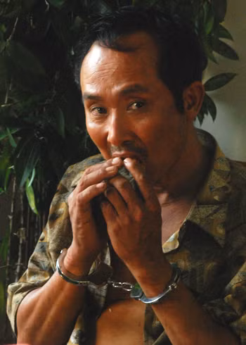 Ông Thuận ăn ngấu nghiến ổ bánh mì sau 4 ngày đêm lẩn trốn đói lả trên núi