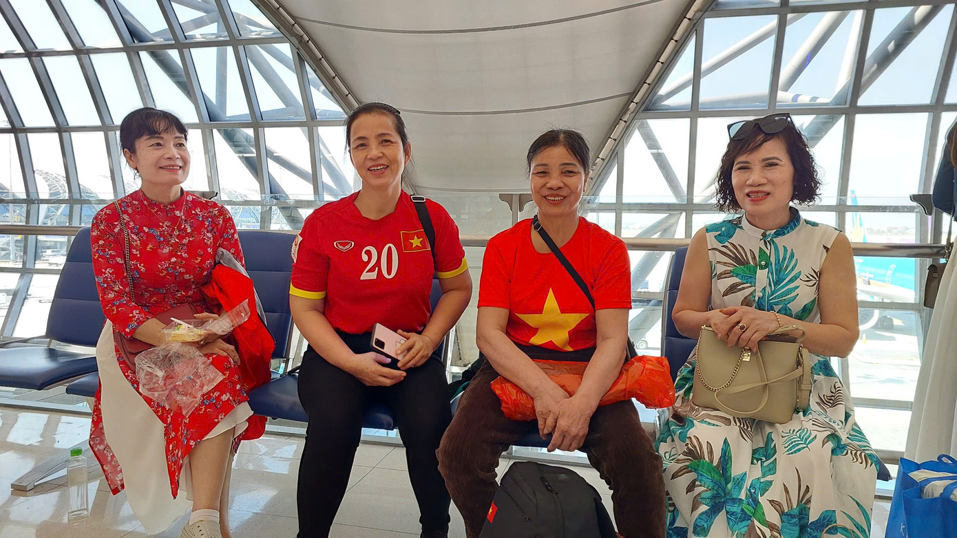 Từ trái qua phải: Cô Nguyễn Thị Ánh Tuyết, mẹ Thành Chung, cô Lê Thị Lan, mẹ Duy Mạnh, cô Nguyễn Thị Giàng, mẹ Văn Thanh và cô Hoàng Thị Thoa, mẹ Hoàng Đức trên đường trở về.