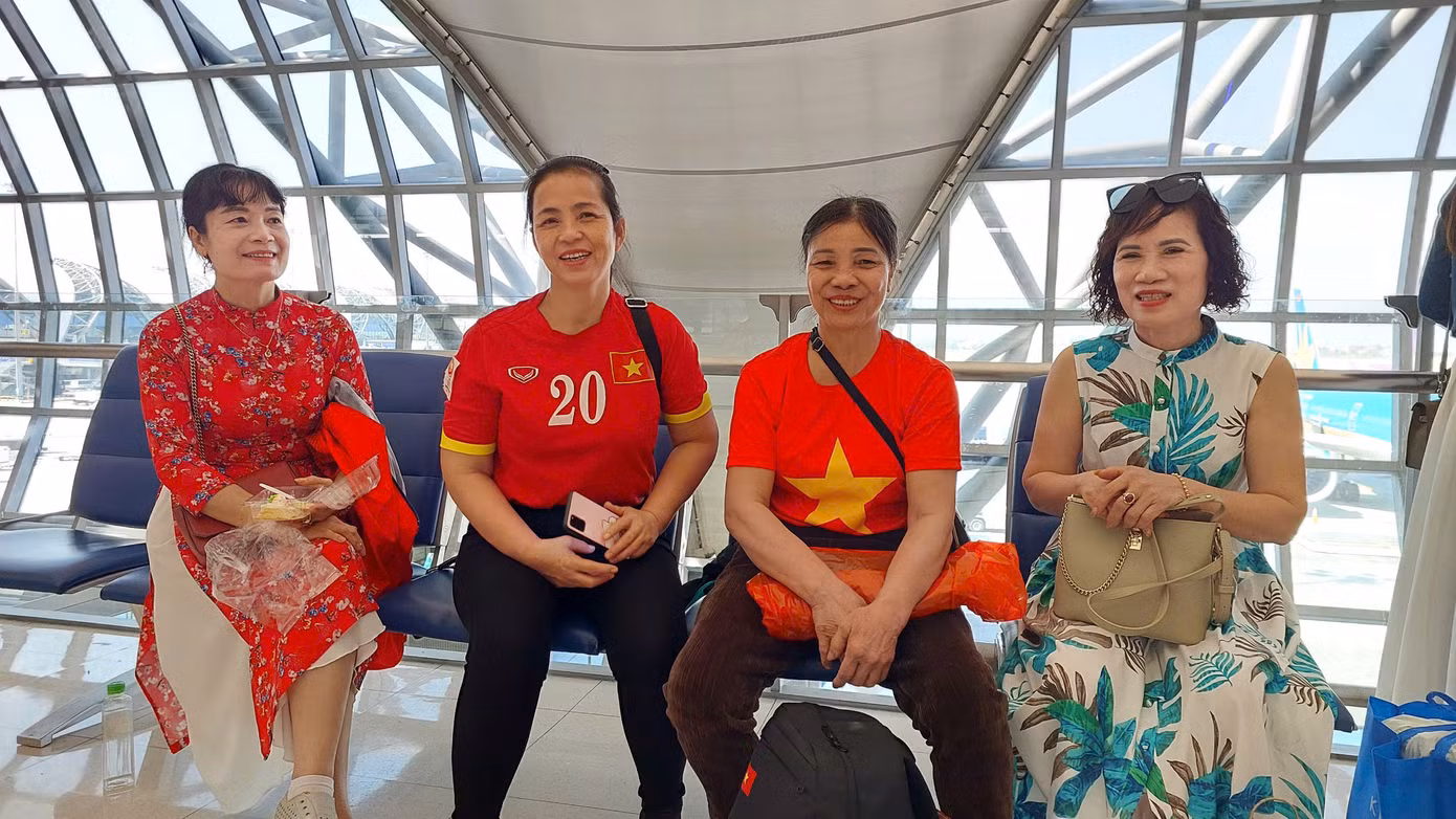 Từ trái qua phải: Cô Nguyễn Thị Ánh Tuyết, mẹ Thành Chung, cô Lê Thị Lan, mẹ Duy Mạnh, cô Nguyễn Thị Giàng, mẹ Văn Thanh và cô Hoàng Thị Thoa, mẹ Hoàng Đức trên đường trở về. Từ trái qua phải: Cô Nguyễn Thị Ánh Tuyết, mẹ Thành Chung, cô Lê Thị Lan, mẹ Duy Mạnh, cô Nguyễn Thị Giàng, mẹ Văn Thanh và cô Hoàng Thị Thoa, mẹ Hoàng Đức trên đường trở về.