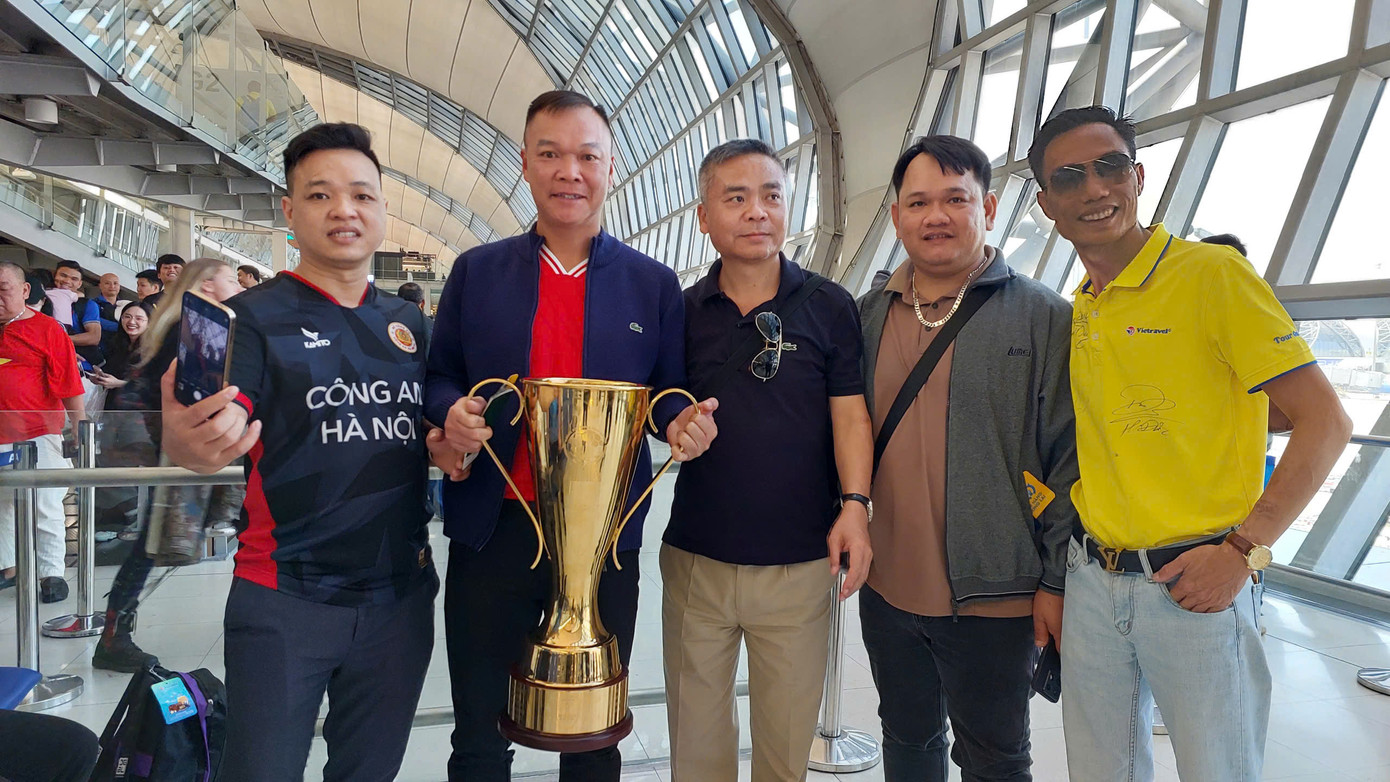 Dương Hồng Sơn, nhà vô địch AFF Cup 2008, với chiếc cúp vô địch ASEAN Cup 2024