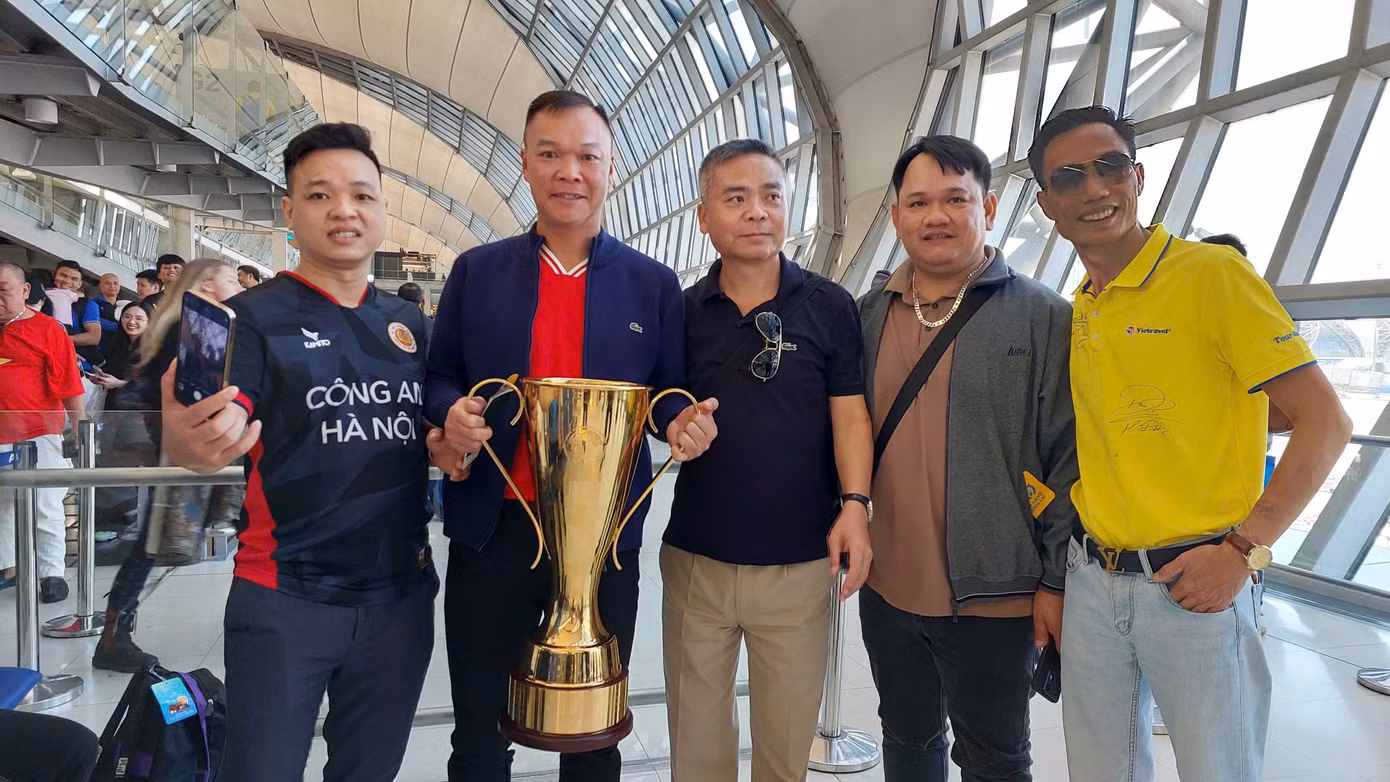 Dương Hồng Sơn, nhà vô địch AFF Cup 2008, với chiếc cúp vô địch ASEAN Cup 2024 Dương Hồng Sơn, nhà vô địch AFF Cup 2008, với chiếc cúp vô địch ASEAN Cup 2024