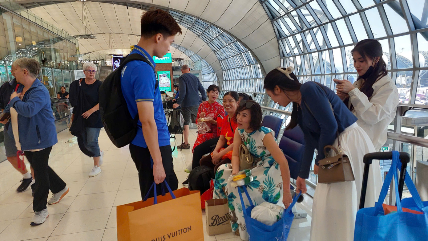 Hoàng Đức mua xôi xoài, đặc sản Thái Lan cho mẹ về làm quà.