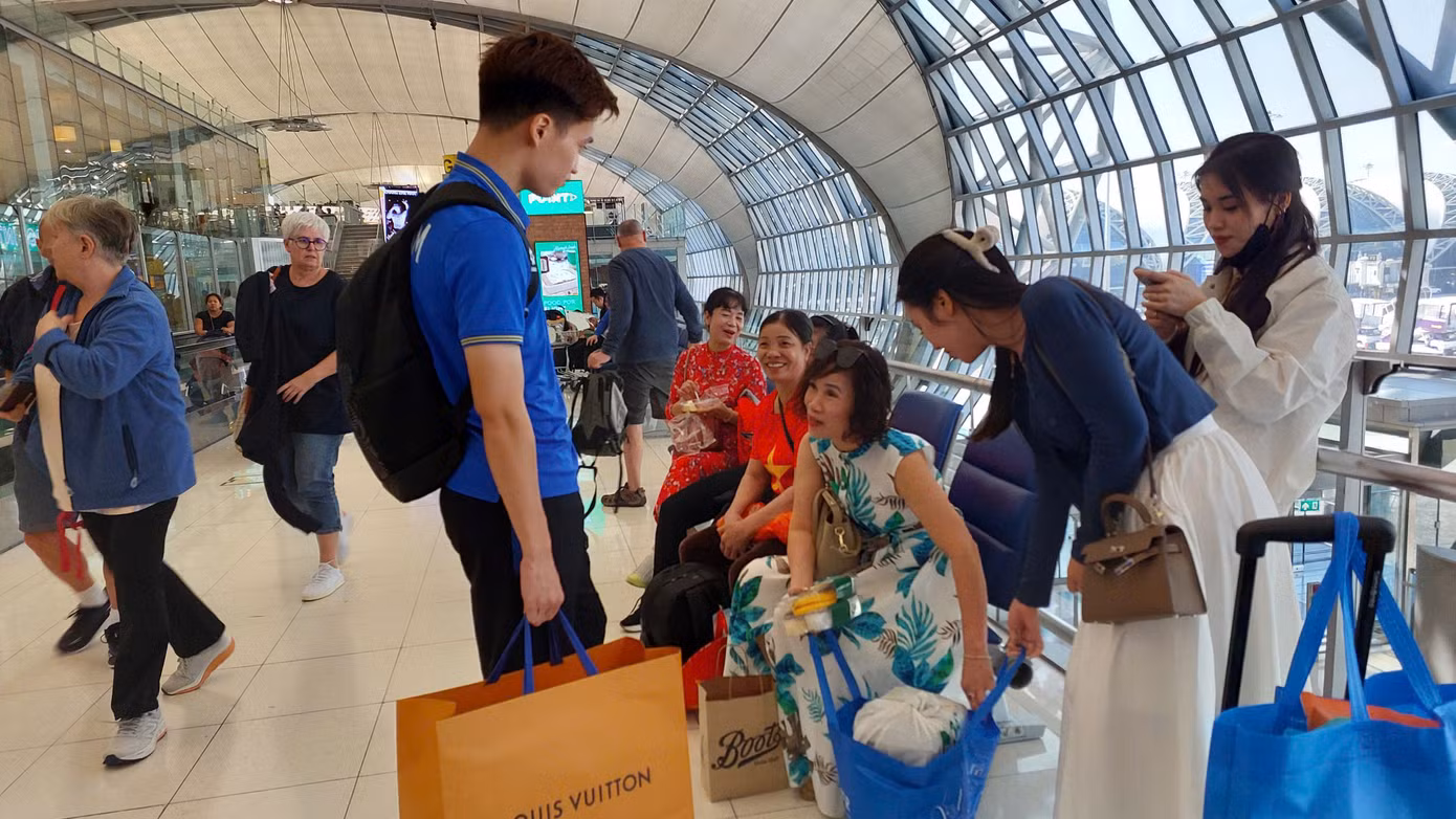 Hoàng Đức mua xôi xoài, đặc sản Thái Lan cho mẹ về làm quà. Hoàng Đức mua xôi xoài, đặc sản Thái Lan cho mẹ về làm quà.