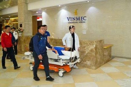 Nguyễn Xuân Son được bác sĩ Vinmec đưa tới phòng mổ