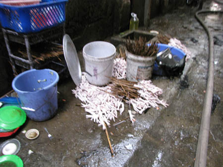 Đồ đạc vương vãi dưới đất