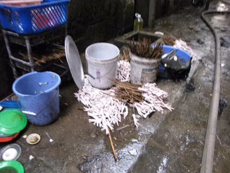 Đồ đạc vương vãi dưới đất