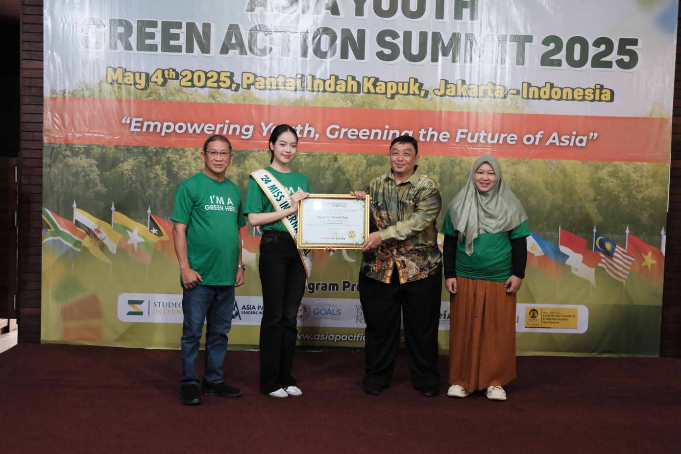 Thanh Thủy tham gia hoạt động trồng cây xanh, truyền cảm hứng bảo vệ môi trường ở Indonesia.