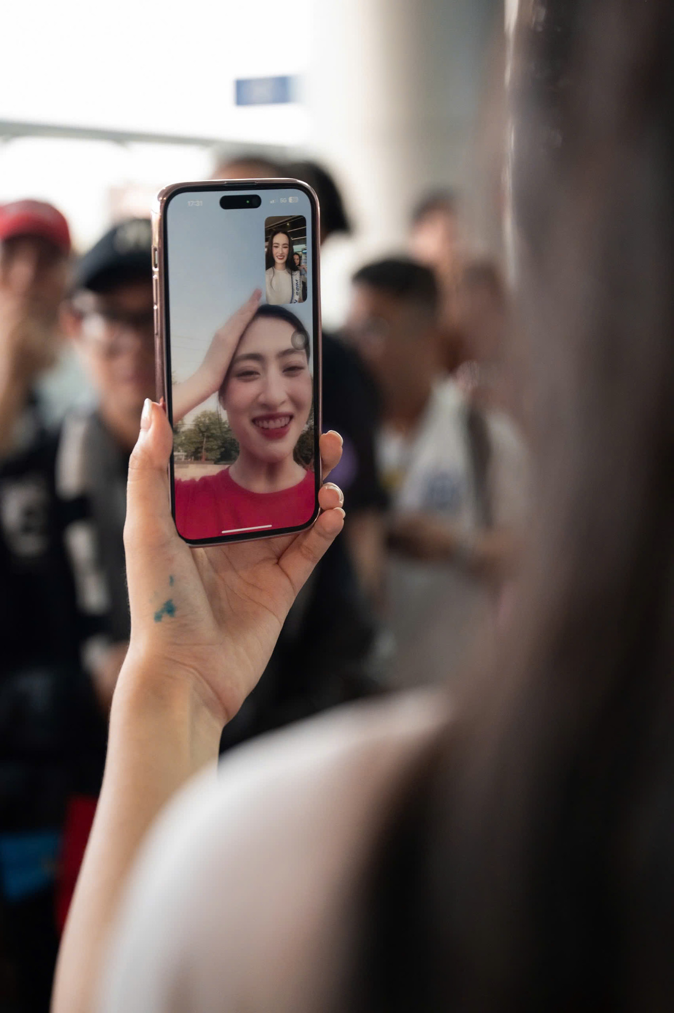 Hoa hậu Lương Thùy Linh gọi video trực tiếp để gửi lời chúc và động viên tinh thần Ý Nhi. Trong lúc trò chuyện, Ý Nhi bật khóc nói: “Lúc về chị nhớ ra đón em nhé”.