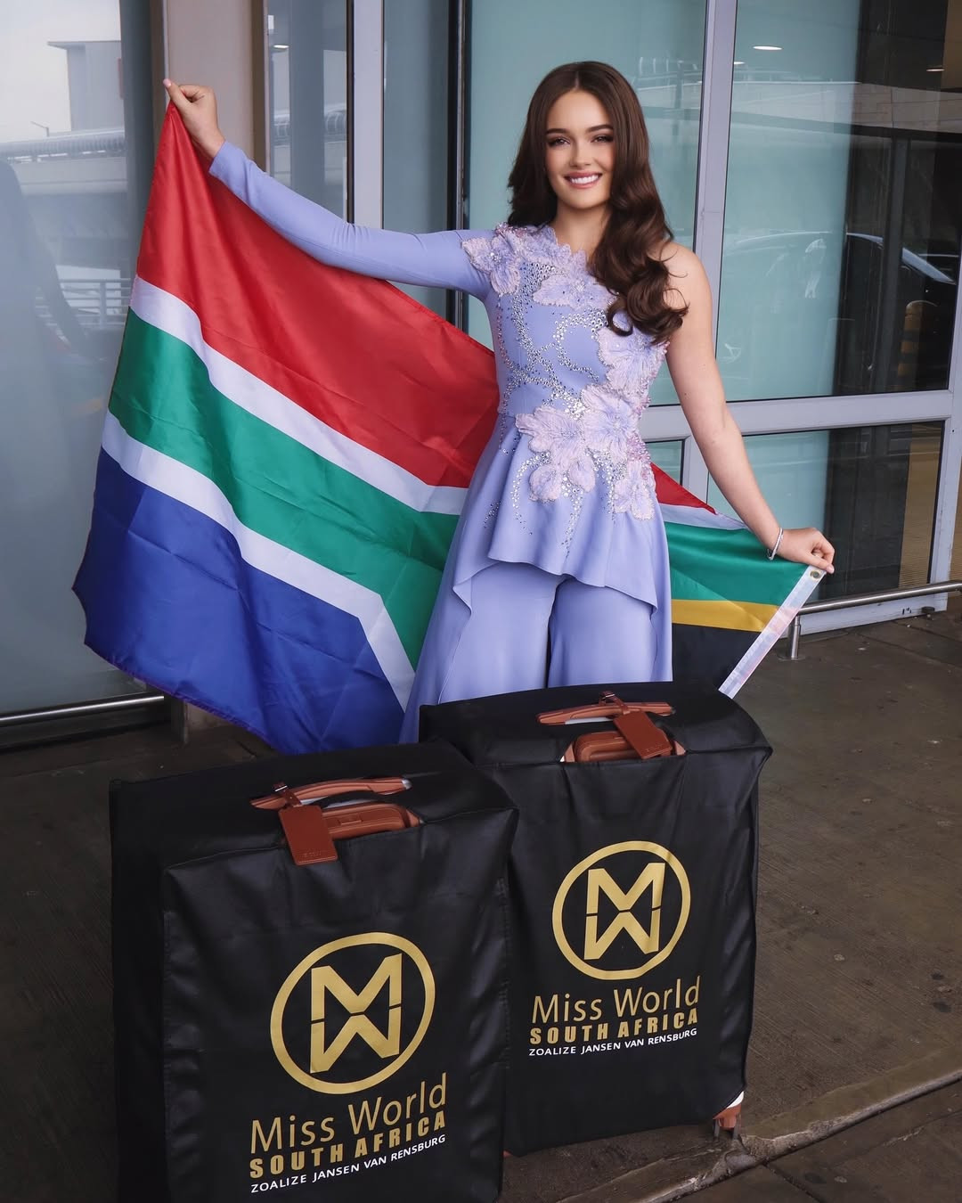 Đại diện Nam Phi - Zoalize Jansen Van Rensburg - mặc trang phục màu tím nữ tính khi ra sân bay. Cô 18 tuổi, có gương mặt ngọt ngào, vóc dáng gợi cảm. Zoalize đang làm giám đốc tiếp thị kỹ thuật số tại quê nhà.