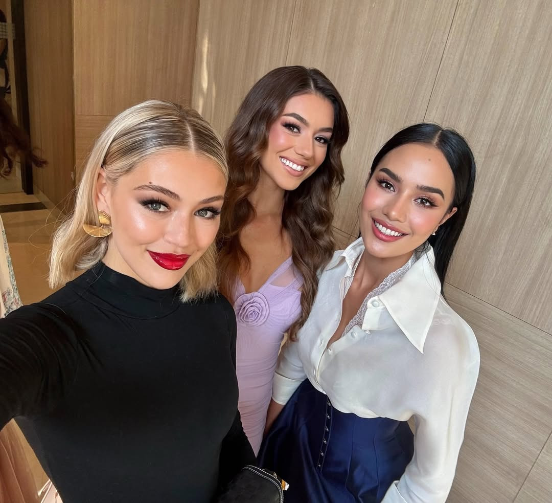 Samatha Poole gặp gỡ nhiều thí sinh trong đó có đại diện Thái Lan - Opal Suchata Chuangsri. Hai người đẹp New Zealand và Thái Lan đang được đánh giá là những ứng viên sáng giá của khu vực châu Á - Thái Bình Dương.