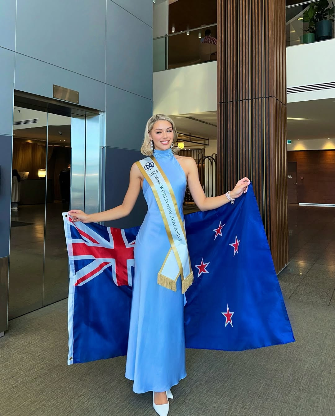 Người đẹp New Zealand - Samatha Poole - đã sang bang Telangana, Ấn Độ để tham gia cuộc thi Hoa hậu Thế giới 2025. Cô diện bộ váy lụa xanh, kiểu cổ yếm khi ra sân bay.