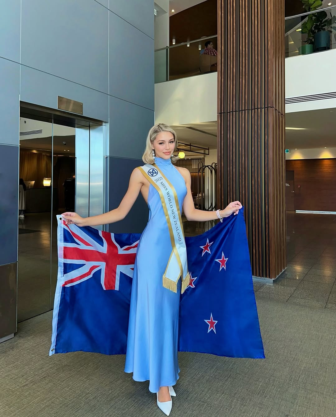 Người đẹp New Zealand - Samatha Poole - đã sang bang Telangana, Ấn Độ để tham gia cuộc thi Hoa hậu Thế giới 2025. Cô diện bộ váy lụa xanh, kiểu cổ yếm khi ra sân bay.