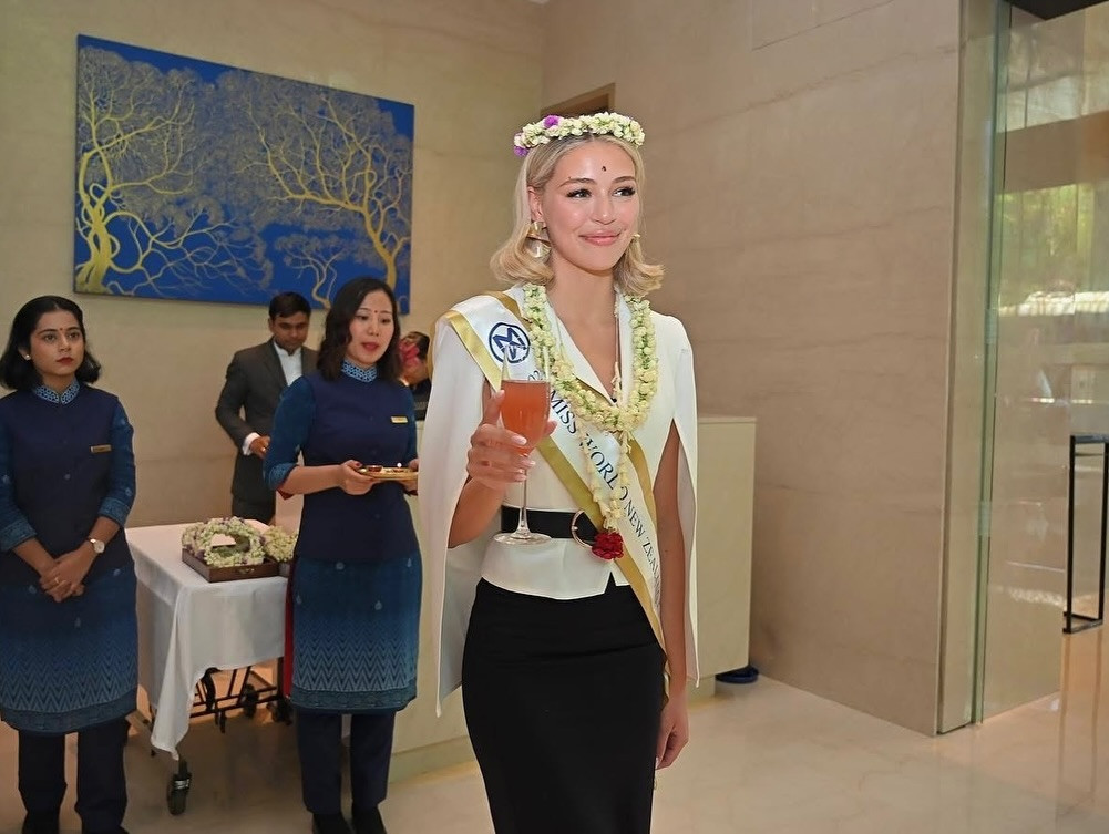 Có mặt tại Ấn Độ, Samatha Poole và dàn thí sinh nhận được sự chào đón nồng nhiệt từ ban tổ chức Hoa hậu Thế giới 2025. Trên trang cá nhân, người đẹp liên tục cập nhật những hình ảnh tại cuộc thi.