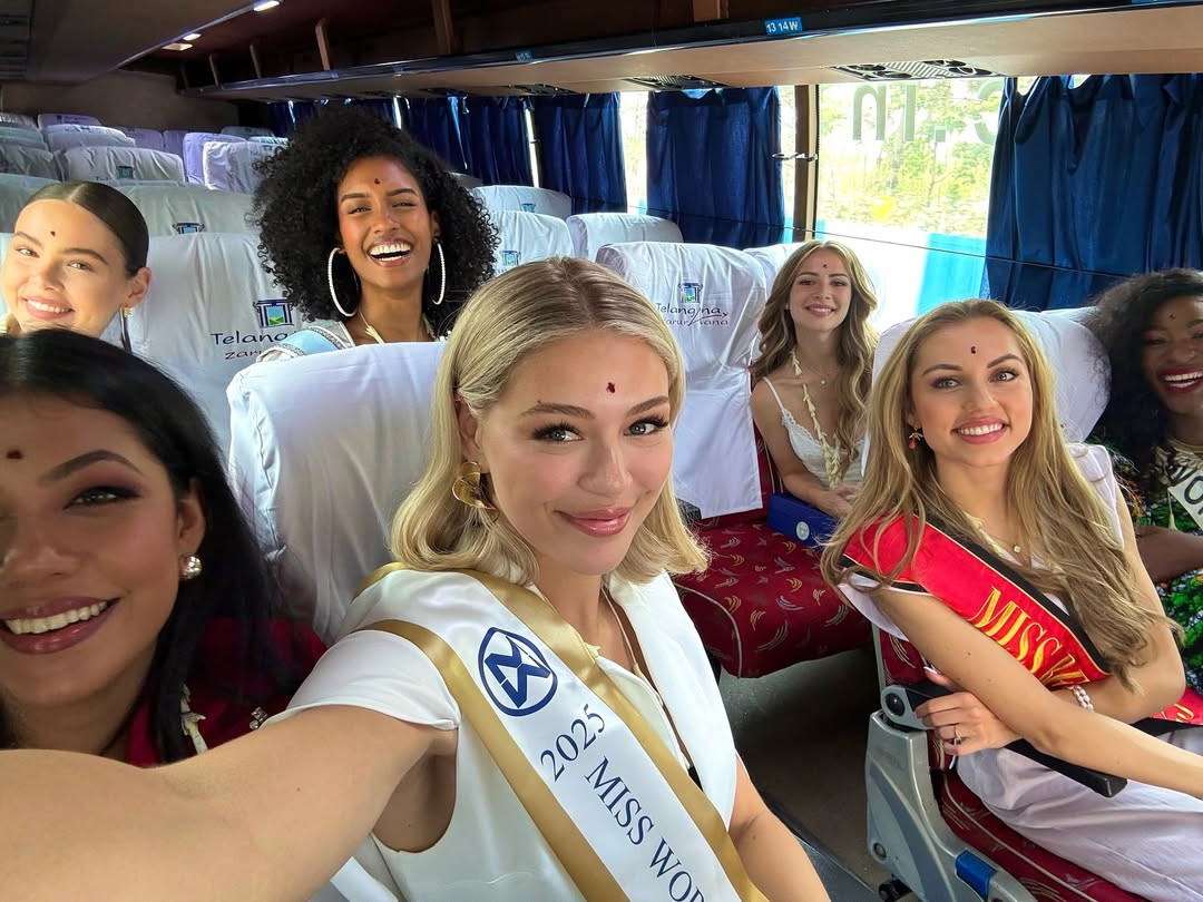 Samatha Poole gặp gỡ nhiều thí sinh trong đó có đại diện Thái Lan - Opal Suchata Chuangsri. Hai người đẹp New Zealand và Thái Lan đang được đánh giá là những ứng viên sáng giá của khu vực châu Á - Thái Bình Dương.