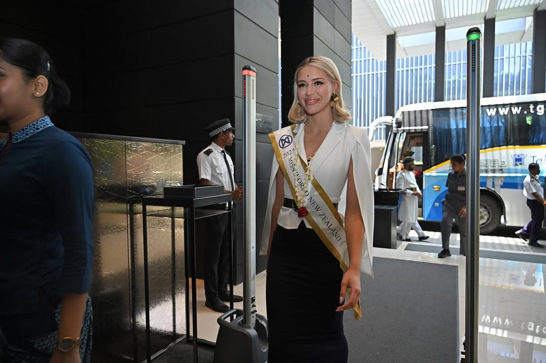 Có mặt tại Ấn Độ, Samatha Poole và dàn thí sinh nhận được sự chào đón nồng nhiệt từ ban tổ chức Hoa hậu Thế giới 2025. Trên trang cá nhân, người đẹp liên tục cập nhật những hình ảnh tại cuộc thi.