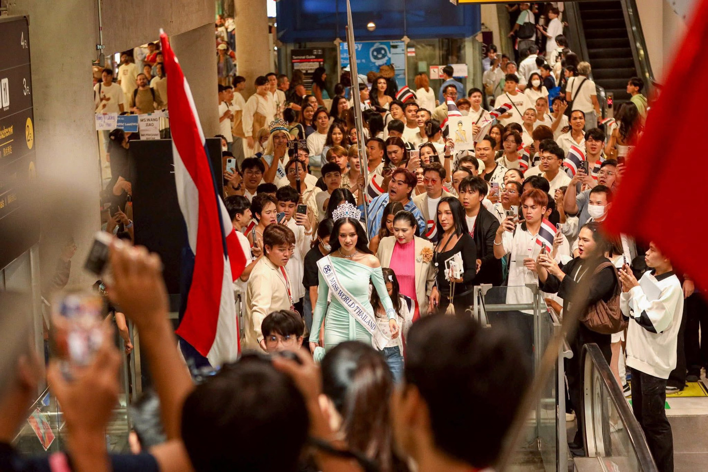 Ngày 4/5, hàng trăm người hâm mộ đã tới sân bay để tiễn người đẹp Opal Suchata Chuangsri lên đường sang Ấn Độ dự thi Hoa hậu Thế giới 2025. Họ mang theo cờ, poster để cổ vũ người đẹp. Opal Suchata Chuangsri được bổ nhiệm trở thành đại diện Thái Lan ở Hoa hậu Thế giới 2025 hôm 22/4. Cô được kỳ vọng mang về vương miện cho xứ sở chùa vàng.