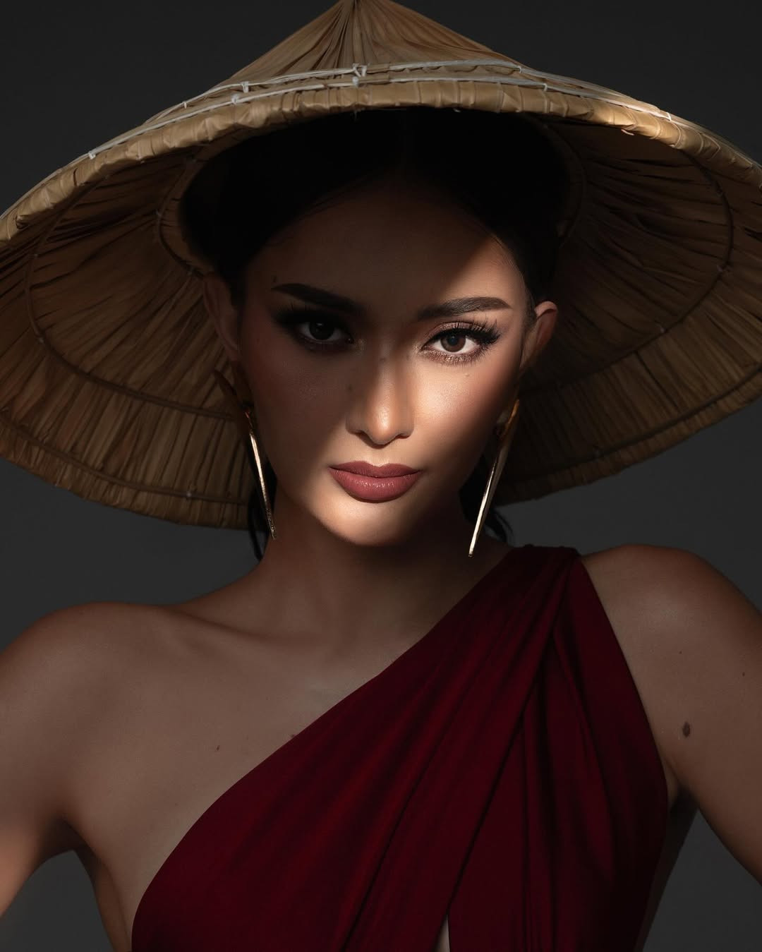 Sau khi Maria Ahtisa Manalo bị loại, nhiều khán giả Philippines đã rời sân khấu. Trong khi đó, fan sắc đẹp Philippines liên tục thả phẫn nộ trên livestream cũng như tràn vào tấn công trang chủ Miss Cosmo.