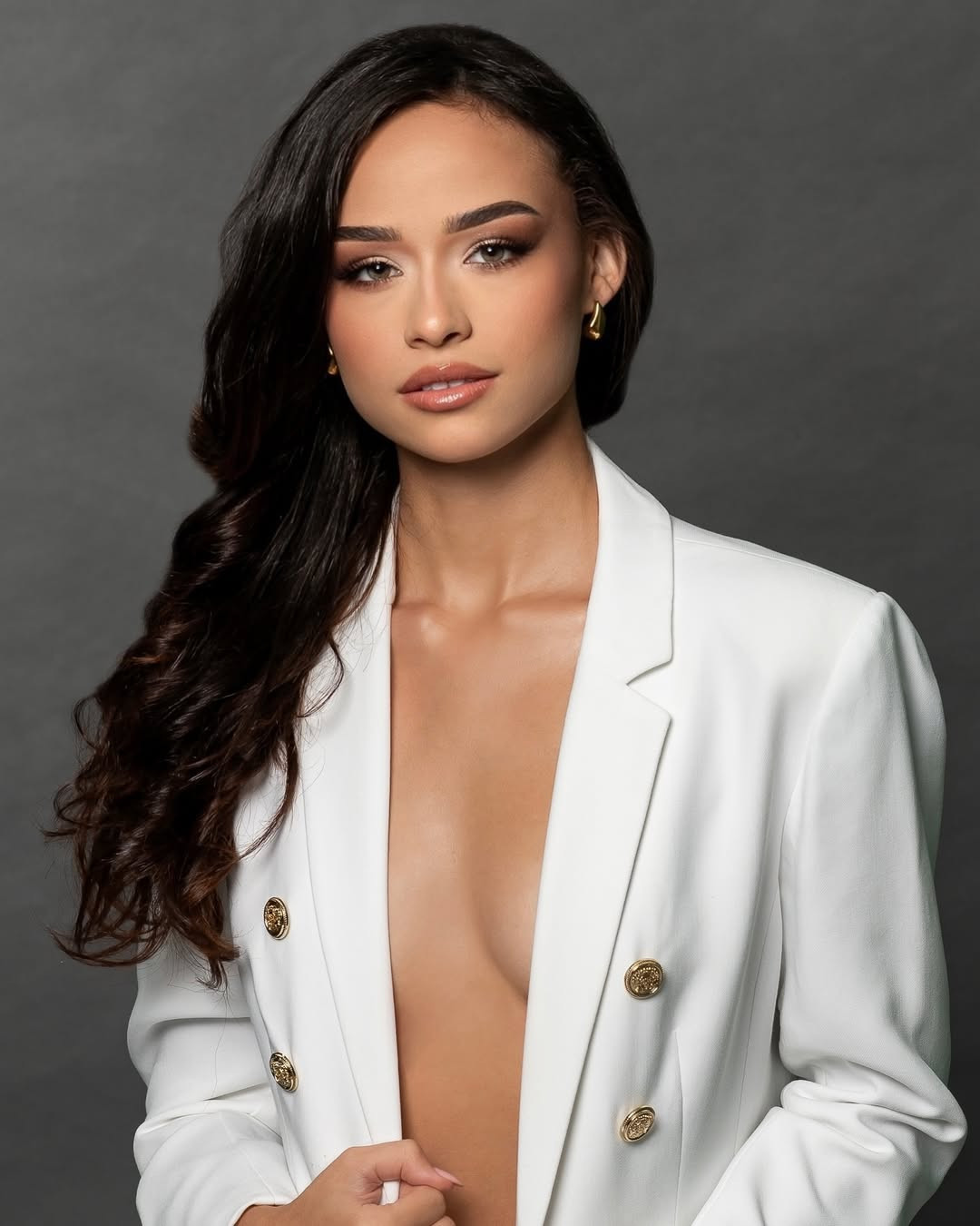 "Cô đã sẵn sàng sử dụng tiếng nói của mình để nói về những vấn đề nhức nhối như lạm dụng và truyền cảm hứng cho Curacao vượt qua nghịch cảnh bằng sức mạnh lẫn trái tim", trang chủ cuộc thi giới thiệu về Camille.