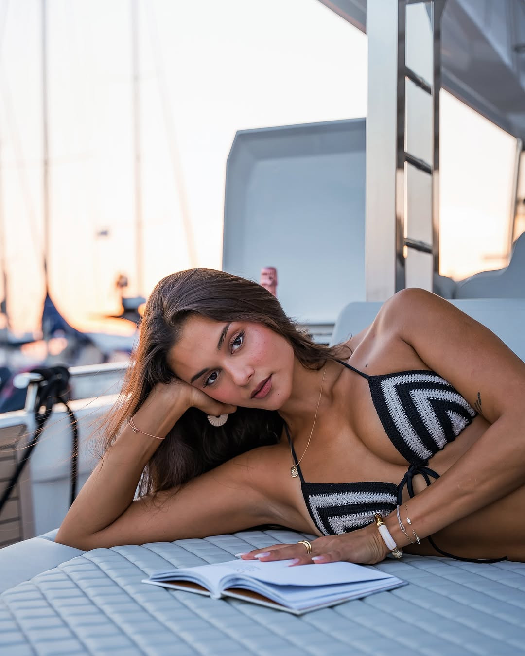 Bên cạnh việc học, cô làm việc tại một phòng khám địa phương và chơi bóng chuyền chuyên nghiệp cho Câu lạc bộ bóng chuyền nữ Dubrovnik. Laura từng giành được huy chương vàng khi chơi bóng chuyền tại Giải bóng chuyền Croatia.