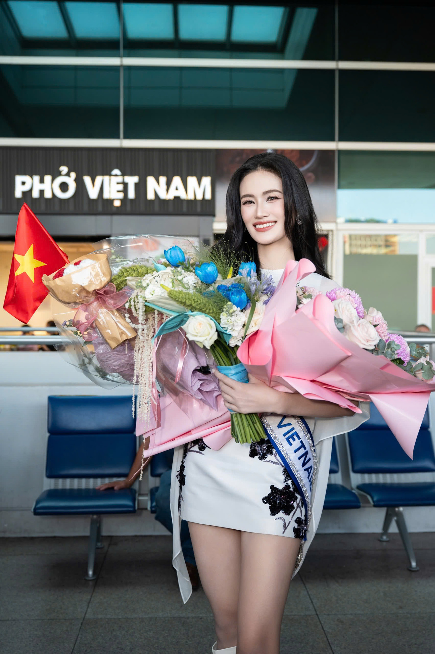 Ý Nhi xúc động khi có nhiều người tới động viên tinh thần. "Nhìn thấy mọi người có mặt ở đây từ sớm cùng lời chúc tốt đẹp, những ánh mắt tin tưởng, tôi có thêm sức mạnh. Đây không chỉ là hành trình của riêng tôi mà còn là niềm tự hào, là sự kỳ vọng của rất nhiều người. Tôi hứa làm hết sức mình”, cô nói.