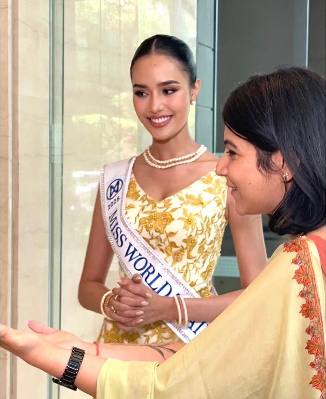 Đại diện Thái Lan - Opal Suchata Chuangsri - nổi bật, rạng rỡ bên dàn thí sinh. Cô luôn xuất hiện với vẻ ngoài chuyên nghiệp, váy áo lộng lẫy.