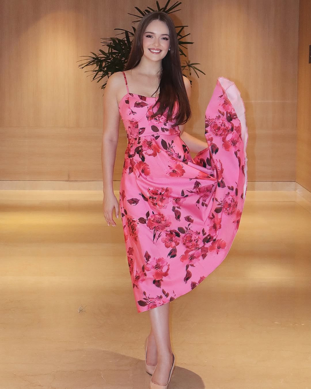 Đại diện Nam Phi - Zoalize Jansen Van Rensburg - yêu thích phong cách ngọt ngào. Cô 18 tuổi, vóc dáng gợi cảm. Zoalize đang làm giám đốc tiếp thị kỹ thuật số tại quê nhà. Người đẹp được nhiều chuyên trang sắc đẹp dự đoán giành thành tích cao.