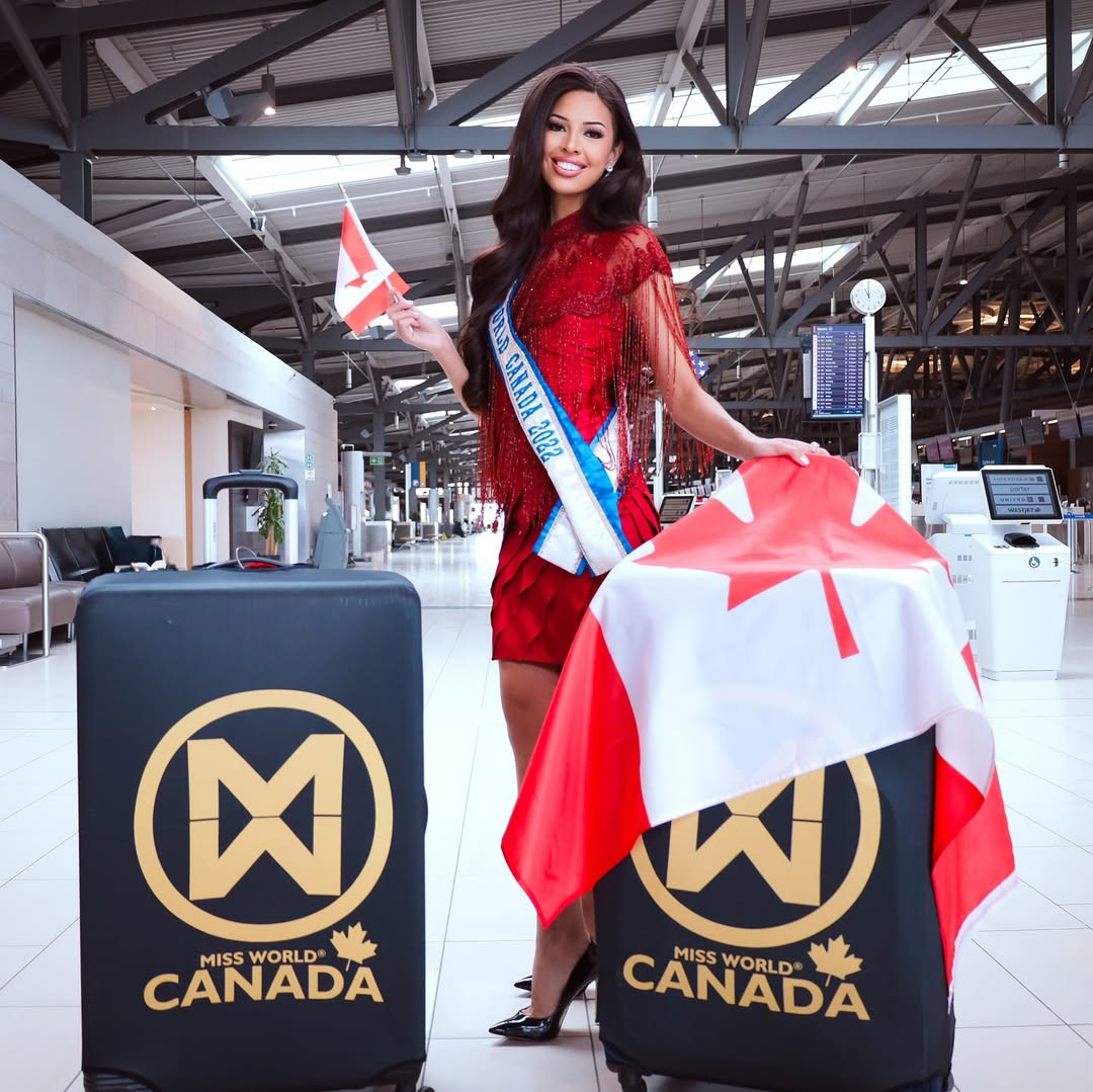 Đại diện Canada - Emma Morrison - mặc trang phục tông màu đỏ nổi bật ở sân bay. Cô cao 1,77 m, là diễn giả truyền cảm hứng. Emma làm nên lịch sử khi là người phụ nữ bản địa đầu tiên giành được danh hiệu Hoa hậu Thế giới Canada.
