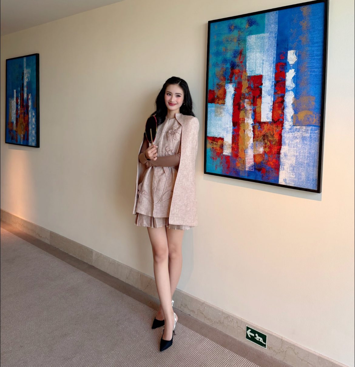 Tại khách sạn, Ý Nhi chung phòng cùng đại diện Thái Lan - Opal Suchata Chuangsri - người đẹp nổi bật ở cuộc thi năm nay, được nhiều diễn đàn sắc đẹp dự đoán đăng quang. Trong hoạt động đầu tiên, Ý Nhi mặc thiết kế tông màu thanh lịch, kết hợp áo choàng. Cô trang điểm và làm tóc nhẹ nhàng.