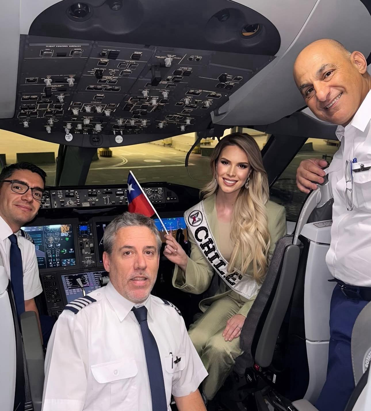 Đại diện Chile - Francisca Lavandero - trên máy bay sang Ấn Độ thi Hoa hậu Thế giới. Cô theo đuổi dự án tập trung vào nhà dưỡng lão Santa Amelia ở miền Nam Chile. Tại đây, cô đã tổ chức lễ Giáng sinh và các ngày lễ quốc gia, mang lại niềm vui cho những người già neo đơn.