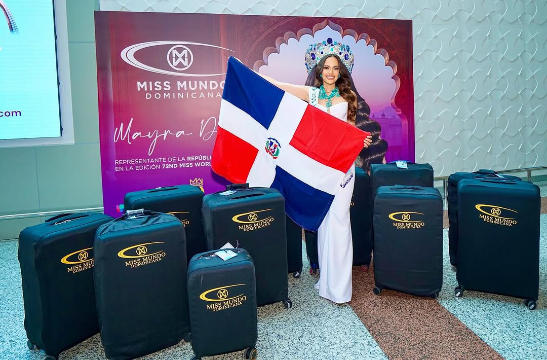 Mayra Alejandra cao 1,75 m, có thể nói tiếng Anh và Tây Ban Nha. Cô có bằng Quản trị kinh doanh và các chứng chỉ từ Trường Kinh doanh Harvard, Trường Quản lý Barna và Đại học Wilkes. Mayra là người ủng hộ mạnh mẽ cho phúc lợi xã hội. Cô đang điều hành hai quỹ từ thiện đó là Manos Surcadas RD - giúp đỡ những người già bị bỏ rơi trong các viện dưỡng lão và AIP Breast Prevention &amp; Care RD - tập trung vào phòng ngừa ung thư vú.