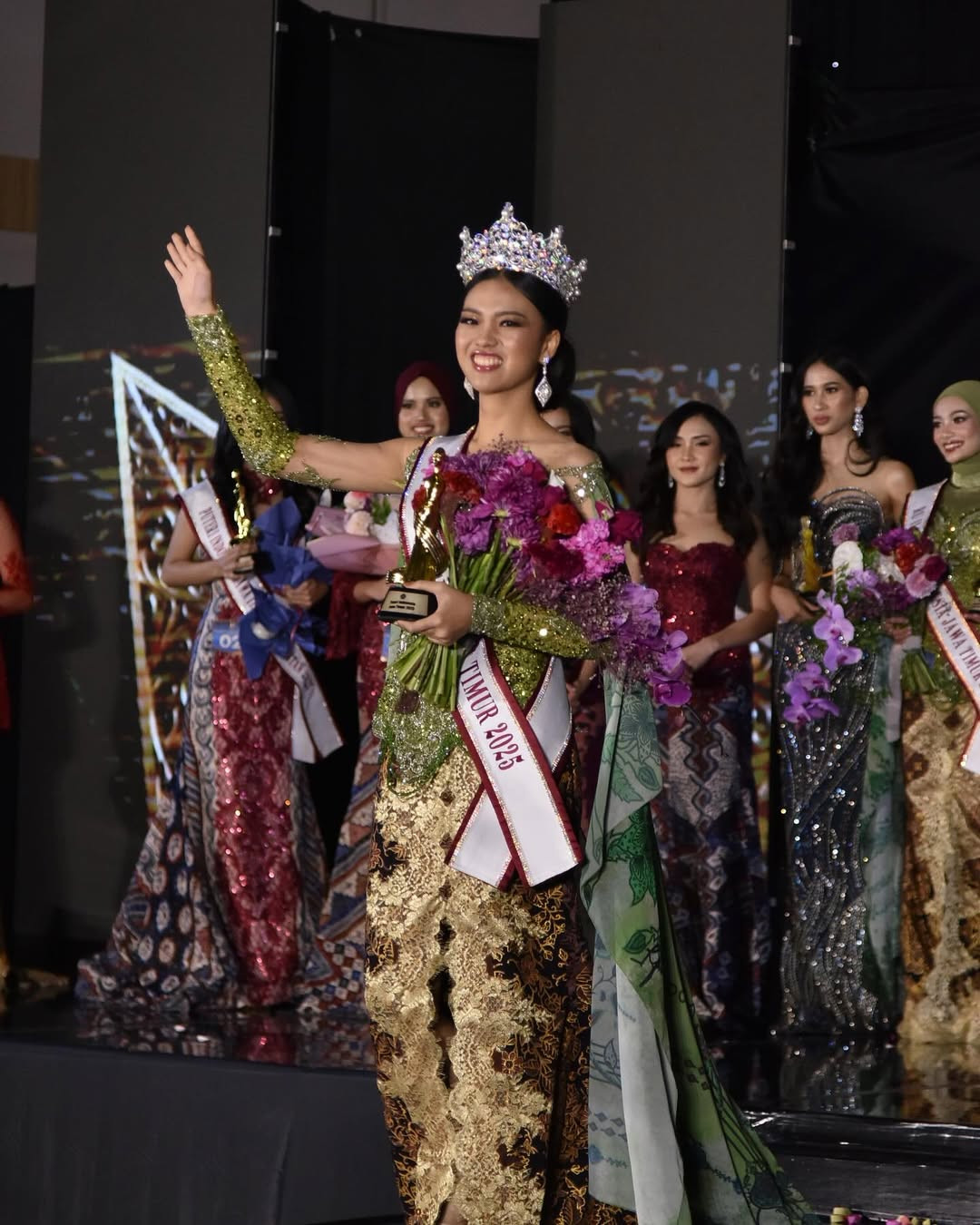 Chung kết Puteri Indonesia 2025 đã diễn ra tối 2/5 với chiến thắng thuộc về người đẹp Firsta Yufi Amarta Putri đến từ Jawa Timur. Trong thời gian tới, cô được ban tổ chức Puteri Indonesia công bố danh hiệu để đại diện Indonesia tham dự cuộc thi sắc đẹp quốc tế trong năm 2025.