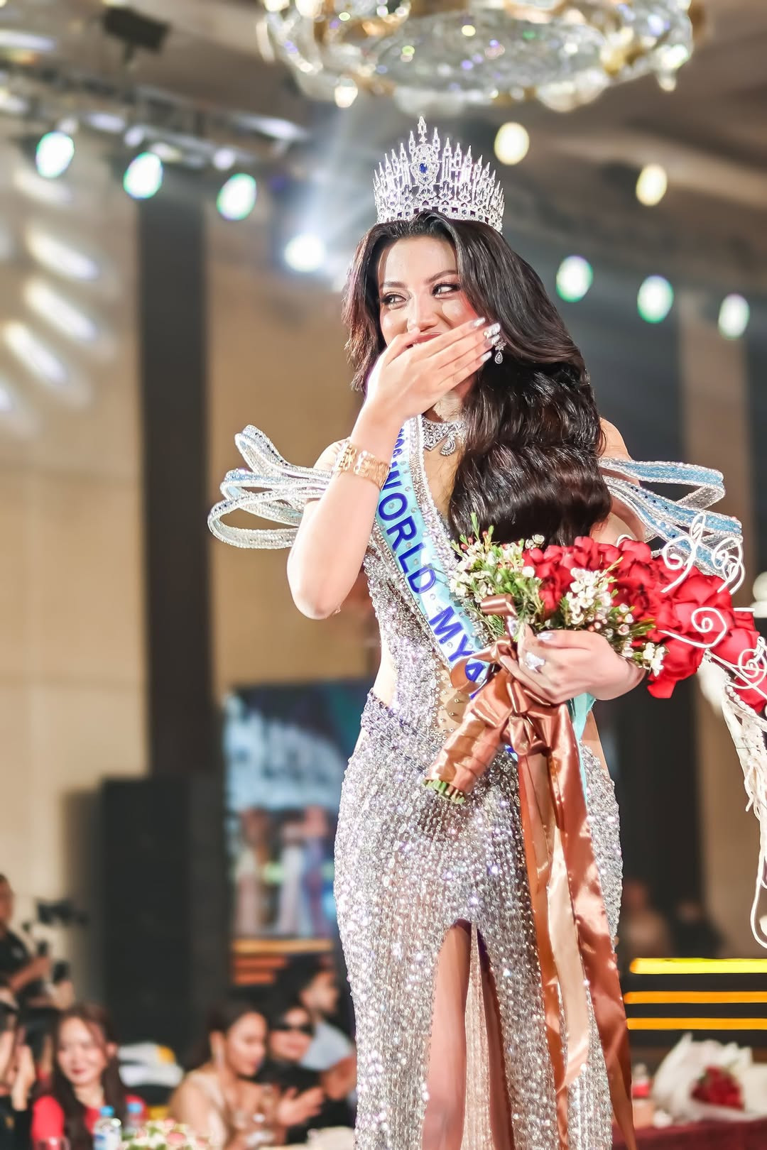 Người đẹp Khisa Khin đã đăng quang danh hiệu Hoa hậu Thế giới Myanmar 2025. Cô giành quyền đại diện Myanmar tham dự Hoa hậu Thế giới 2025 tổ chức ở Ấn Độ vào đầu tháng 5.