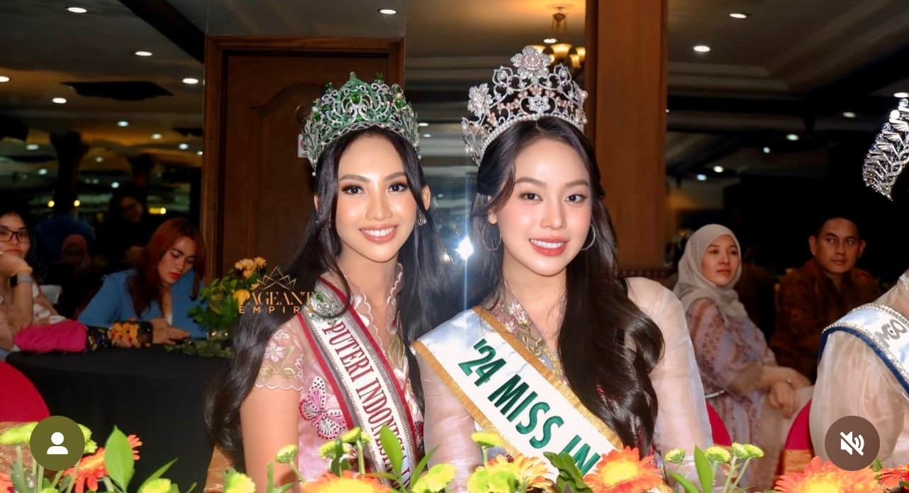 Thanh Thủy chụp ảnh bên Sophie Kiara - Á hậu 4 Hoa hậu Quốc tế 2024. Cô chia sẻ cảm xúc vui mừng, hào hứng khi gặp lại bạn cùng thi ở Hoa hậu Quốc tế 2024 tại Nhật Bản.