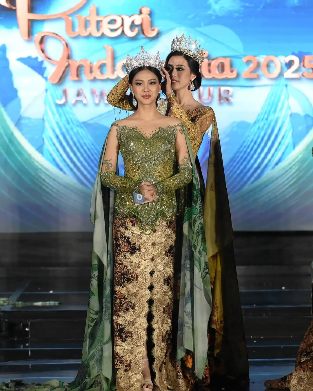 Chung kết Puteri Indonesia 2025 đã diễn ra tối 2/5 với chiến thắng thuộc về người đẹp Firsta Yufi Amarta Putri đến từ Jawa Timur. Trong thời gian tới, cô được ban tổ chức Puteri Indonesia công bố danh hiệu để đại diện Indonesia tham dự cuộc thi sắc đẹp quốc tế trong năm 2025.