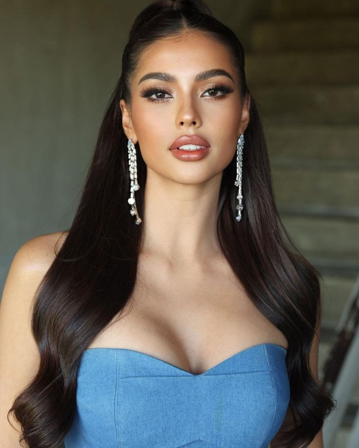 Anntonia Porsild và Veena Praveenar Singh vướng lùm xùm.