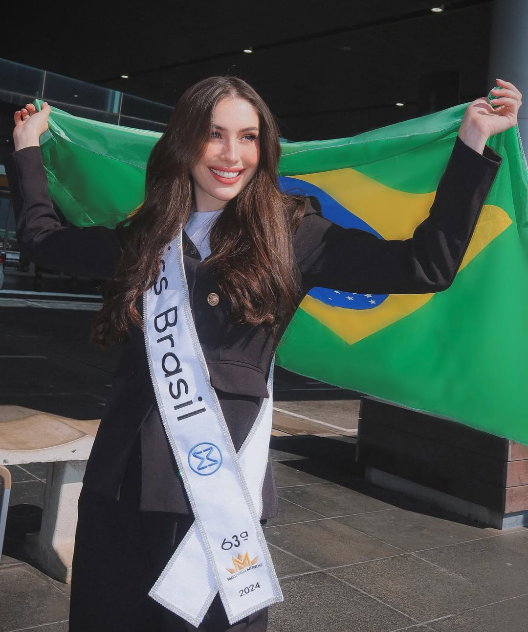 Đại diện Brazil - Jessica Pedroso - mặc trang phục kín đáo khi ra sân bay. Người đẹp năm nay 25 tuổi, cao 1,75 m, có bằng thạc sĩ về ngôn ngữ hiện đại. Hiện cô là giáo viên và kỹ sư cơ khí. Cô theo đuổi dự án xã hội có tên Hạt giống tốt, nhằm mục đích nâng cao giáo dục cho trẻ em có hoàn cảnh khó khăn.