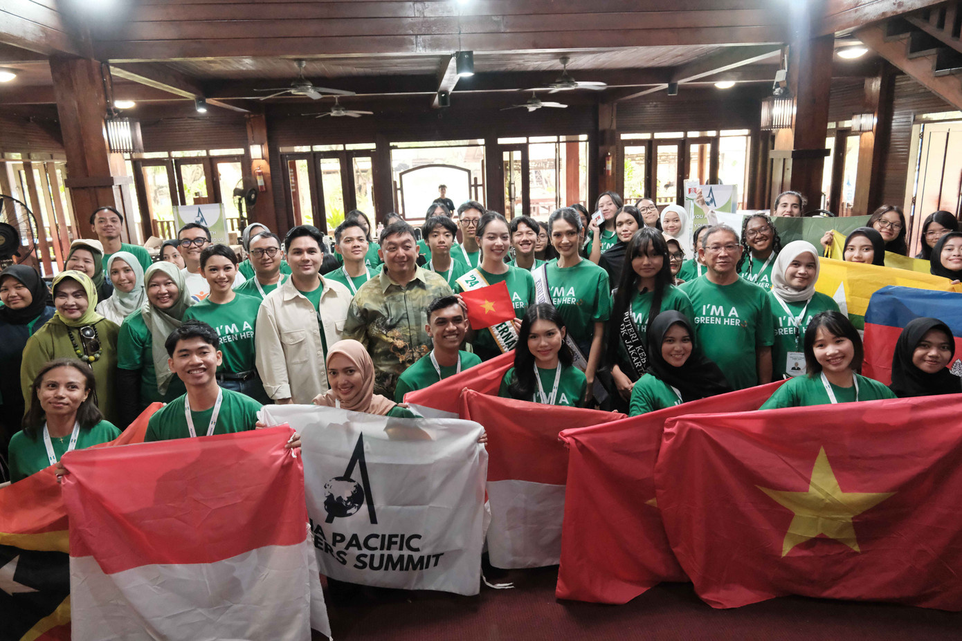 Thanh Thủy tham gia hoạt động trồng cây xanh, truyền cảm hứng bảo vệ môi trường ở Indonesia.