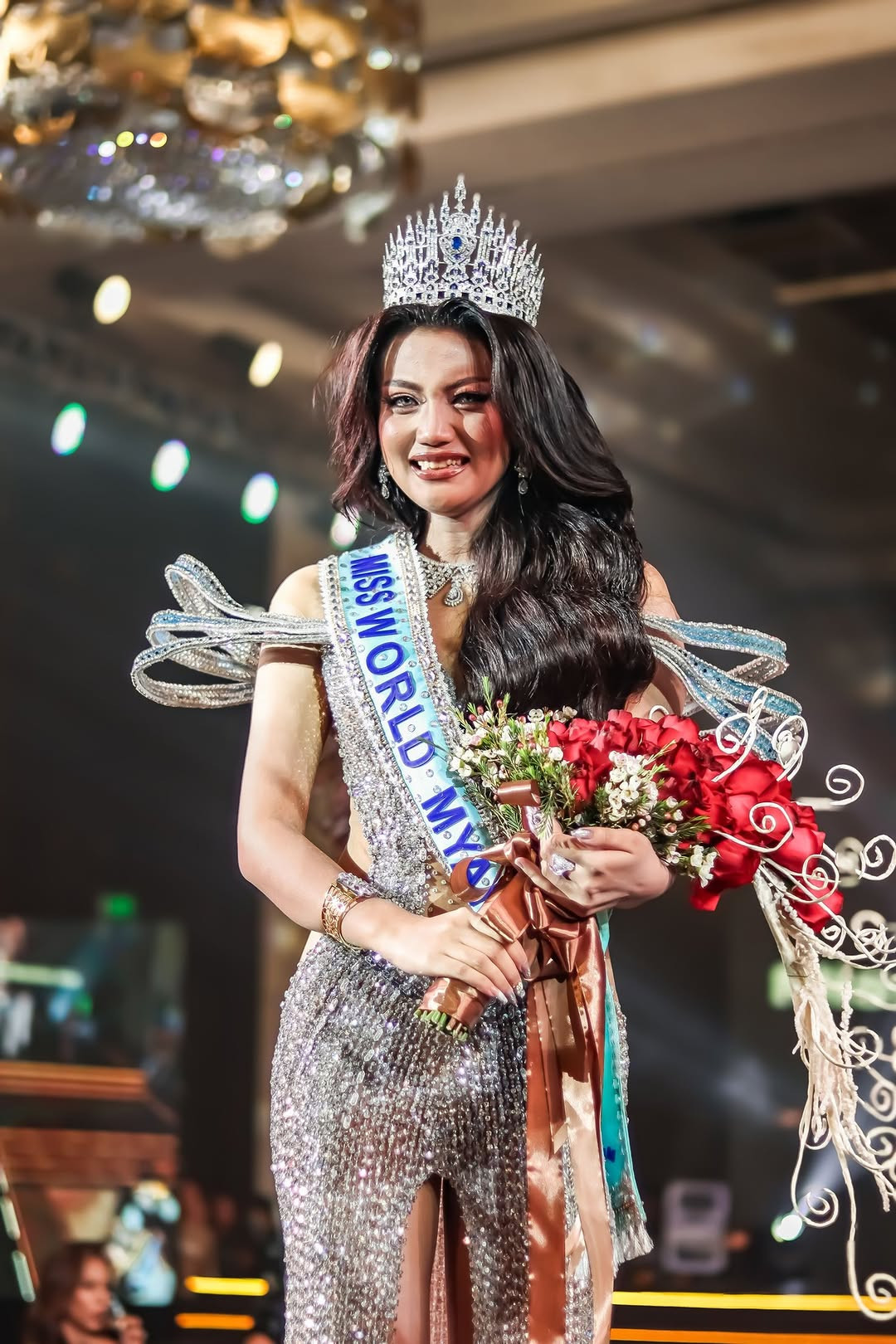 Người đẹp Khisa Khin đã đăng quang danh hiệu Hoa hậu Thế giới Myanmar 2025. Cô giành quyền đại diện Myanmar tham dự Hoa hậu Thế giới 2025 tổ chức ở Ấn Độ vào đầu tháng 5.