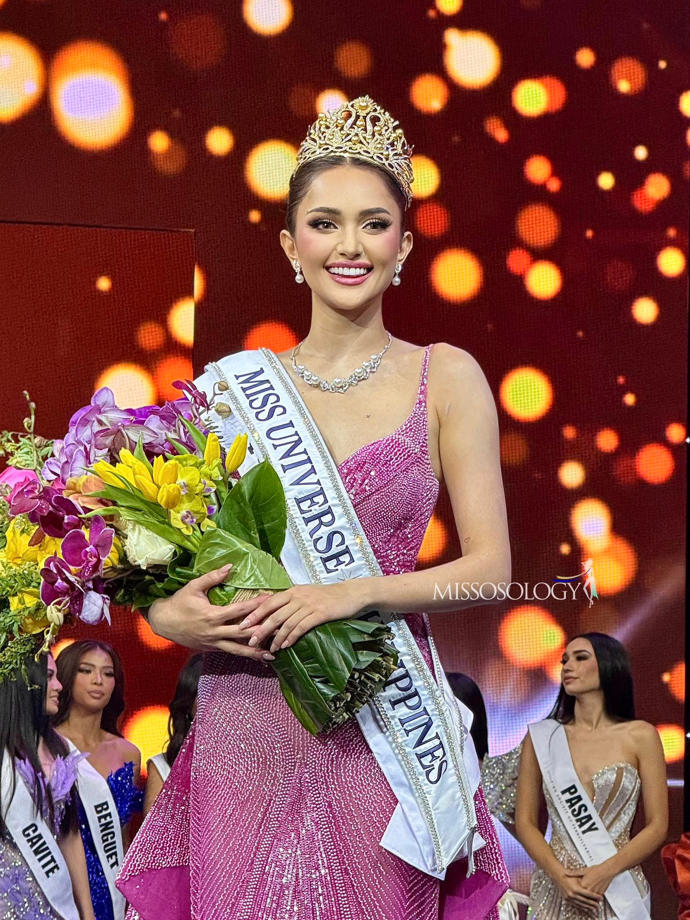 Sau 5 lần thi sắc đẹp, người đẹp Maria Ahtisa Manalo đã đăng quang ngôi vị Hoa hậu Hoàn vũ Philippines 2025 trong chung kết diễn ra tối 2/5. Cô đại diện Philippines tham dự Hoa hậu Hoàn vũ 2025 diễn ra ở Thái Lan. Chiến thắng của Maria Ahtisa Manalo đã được nhiều khán giả và diễn đàn sắc đẹp dự đoán từ trước.