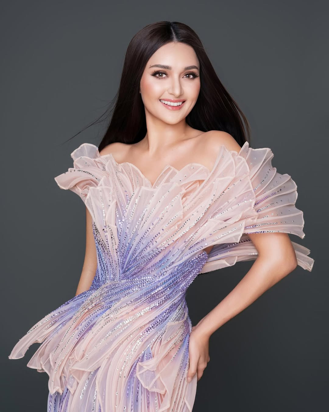 Ahtisa Manalo không phải là trường hợp hiếm hoi phải thi nhiều lần mới có tấm vé thi Miss Universe trong tay. Trước đó, người đẹp Pia Wurtzbach cũng thi trong nước nhiều lần, tới lần thứ 3 mới đăng quang và giành quyền đại diện Philippines ở Hoa hậu Hoàn vũ 2015 và đăng quang ngôi vị cao nhất.